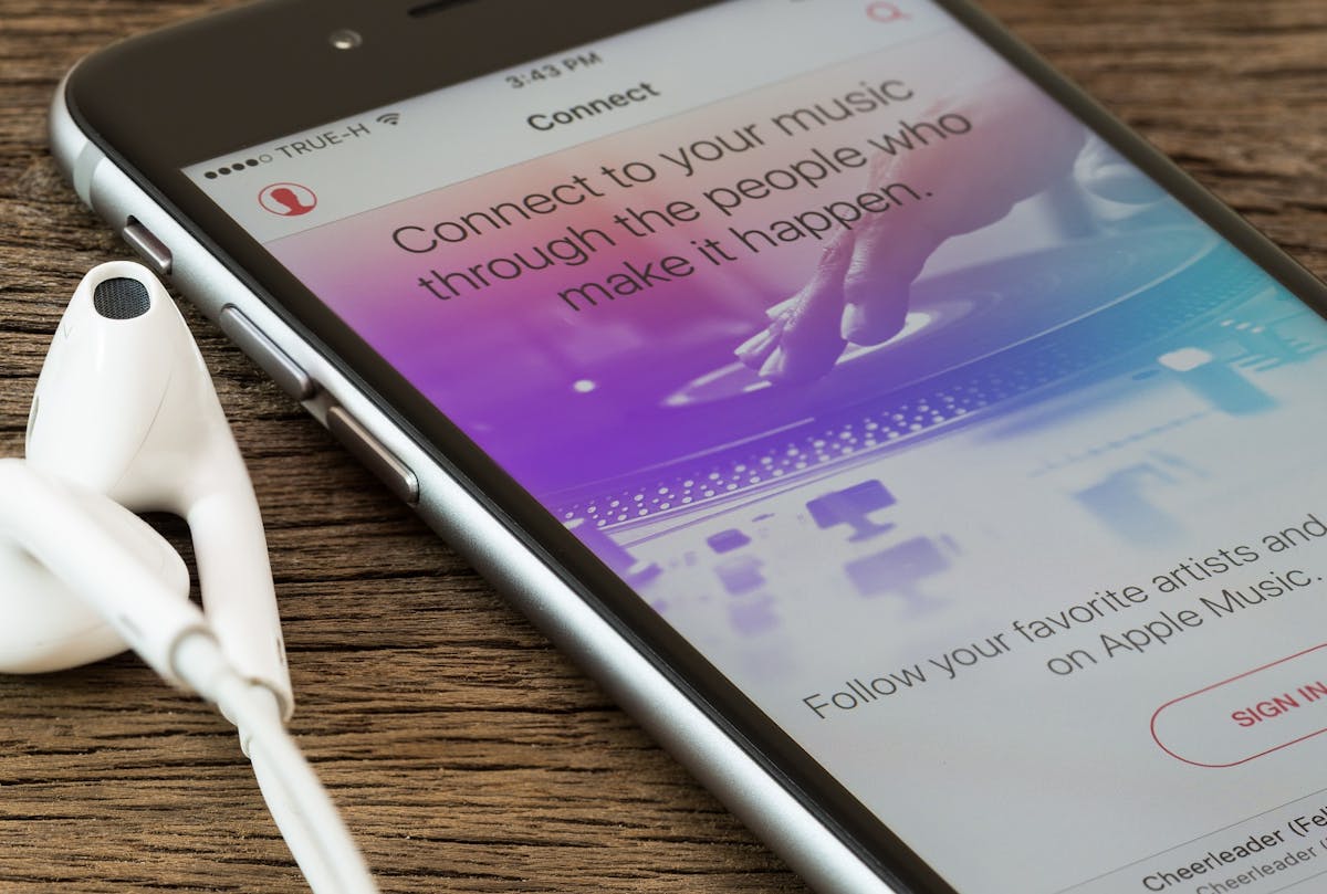 Advantages And Disadvantages Of Apple Music featured image 